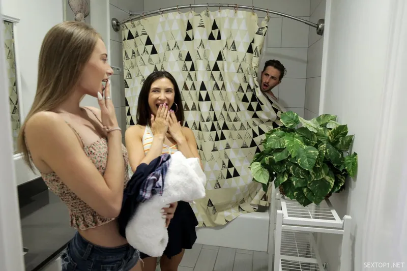 Hai đứa bạn gái cùng cha khác má lắm trò